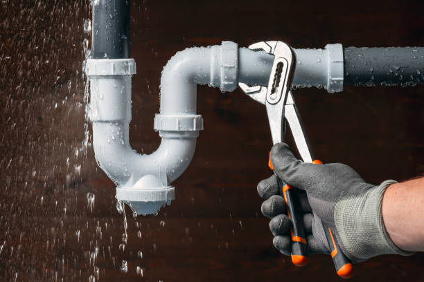 Professional Emergency Plumber technician working in Howe, OK